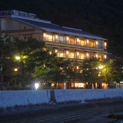 ”神の島”と言われる広島県宮島にある老舗旅館！人気観光地の嚴島神社まで徒歩５分の場所で、紅葉や夕日を楽しみながらおてつたびしませんか？