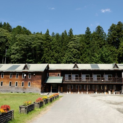 新潟県の秘境秋山郷にある廃校の宿です。美しい紅葉に囲まれた宿で私たちと一緒におもてなしをしませんか？