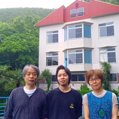 ★海辺の自然豊かな山の中に佇むどこにもない眺望がひろがる隠家ペンション。おてつだいは忙しいけど、お褒美はオフ時間に旅気分で満喫する静かな刻の中での絶景と温泉、海や山でのアクティビティ、歴史ある街の散策や観光！Come and join us