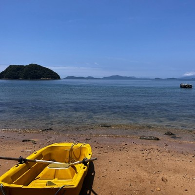 夏の島でのちりめん工場でのお手伝い【土日休み】女性のみの職場体力はいりますが　袋詰め、検品など単調な作業と加工と幅広いお仕事がありますが長時間の立ち仕事、スピード感ある方。男女共同の1軒家での共同生活