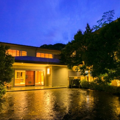 接客＆客室セット業務｜本州一の透明度を誇るヒリゾ浜など魅力がいっぱい！湯煙あがる南伊豆の山あいにかまえる1軒の純和風旅館でのおてつたび🧹温泉大浴場の利用も♨