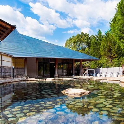 山の中の温泉でリフレッシュしながら、遅番フロント業務のお手伝いをお願いします。熊野古道を歩かれる外国の方が多く、外国の方との接客を楽しんでください。