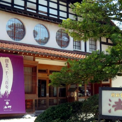 伝承1300年余の歴史ある日本旅館です。そんな旅館でお客様のお出迎えをしませんか。