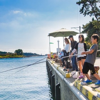 壱岐の正面玄関港の岬先端に位置し、客船・漁船などが眼下に飛び込み旅情あふれる変化に富んだ環境です、仕事外の時間には、釣り・散策・ホテルの電動アシスト自転車（無料）などで開放的で自由な思い出をお作り下さい。