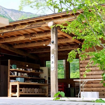 “日本一のモグラ駅”が仕事場。谷川岳の麓で、山と人に出会う。無人駅直結の「DOAI VILLAGE」で、旅する人を迎えながら、みなかみの暮らしに触れるおてつたび【現地で移動手段を確保できる方限定】