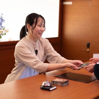 <約1ヶ月/年末年始>日程調整可◎昼夕2食まかない付き🍚♥＜満天の星空＞大自然に囲まれた温泉リゾートでお手伝い！🌲フロント業務＆レストランでのサービング業務／オフは100％源泉かけ流しの天然温泉でリラックス♪