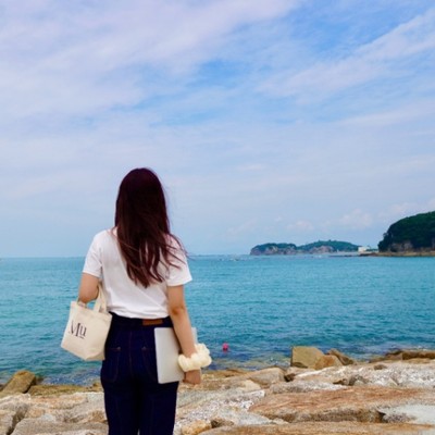 海と山に囲まれ自然豊かな南紀白浜で、ワーケーション施設として取組んでいるシンプル＆フレキシブルな新しいスタイルのホステルです。夏の白浜で、ワーケーションを体験しながら宿泊運営業務のお手伝いして過ごしませんか！？