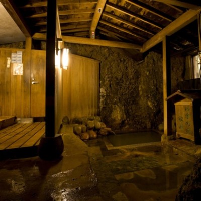 山形県の秘湯肘折温泉で働いてみませんか。紅葉がきれいな季節温泉もあったまります。三食賄い付きで、個室、WIFI完備です。