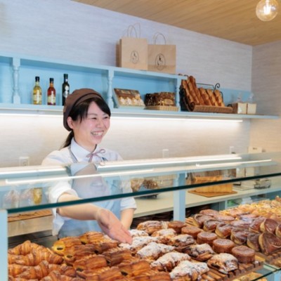 【夏休み】【山梨/河口湖】レビュー評価◎の《富士レークホテル》が運営する湖畔のパン屋で、世界中から訪れるお客様をおもてなし♪「パン・ダニエル」での販売業務スタッフを初募集します！