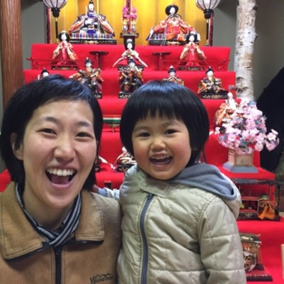 春よ来い♪早く来い♪雪国で春を待つ。ひな祭りに向けて『雛段の飾り付け&ライブ準備』のおてつたび。