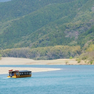 当ホテルは四万十川まで徒歩10分の中心市街地に立地。550年前に一條則房公が整備した、文化と歴史のある町です。足摺岬や柏島などにも近く、観光の拠点にも便利な場所です。働きながら、町や周辺の食・文化・歴史・観光を楽しんでください。