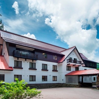 【岐阜県高山市】【GW】飛騨高山の自然に囲まれたわんちゃんと一緒に泊まれるホテルでお客様をお出迎えするお手伝いを一緒にしませんか？ホテルのお仕事初めてでも大丈夫！わんちゃん好き大歓迎です♬