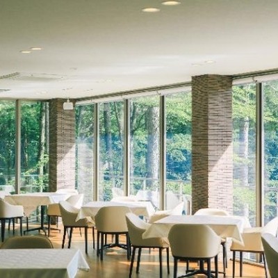 【八ヶ岳高原】【レストラン】【ＧＷ】八ヶ岳の広大な森の中にあるドッグランを持つわんちゃんと泊まれる施設でお客様をお出迎えするお手伝いを一緒にしませんか？ホテルのお仕事が初めてでも大丈夫！わんちゃん好き大歓迎です♬