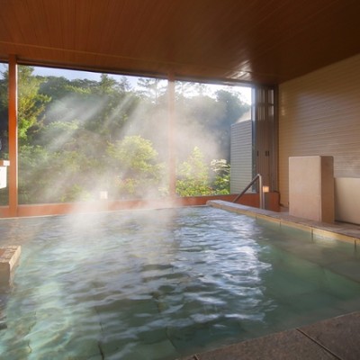 大自然に囲まれた温泉リゾートでお手伝いしませんか？🌲フロント業務＆レストランでのサービング業務／オフは100％源泉かけ流しの天然温泉でリラックス♪