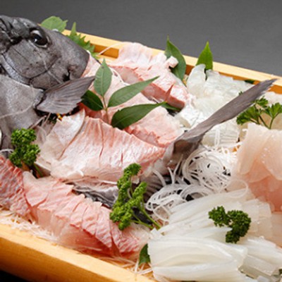 エメラルドグリーンの海！白い砂浜！休日には無人島「水島」で海水浴も楽しめます。田舎の自然を満喫しながら、海の近くの旅館で働きませんか？漁師宿ならではの、まかないは絶品です。