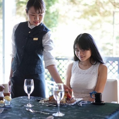 フレンチとワイン、温泉が売りの宿泊施設です。簡単な朝食の接客、荷物運び、洗い物が主な仕事なので未経験でもOK。頑張りによっては美味しいものも！！ワンちゃんも宿泊します。