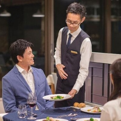 【フレンチレストランでの調理補助】初めてでも大丈夫な盛付け等の簡単なお仕事です♪富士山を望むわんちゃんと一緒に泊まれるホテルでお客様をお出迎えするお手伝いを一緒にしませんか？ホテルのお仕事初めてでも大丈夫！わんちゃん好き大歓迎です♬