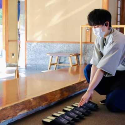 【勤務時間1日5時間】旅館の玄関で、お客様のお出迎えをするお仕事です。