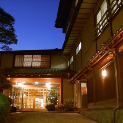 四万温泉の温泉宿です。おてつたび後は源泉掛け流しの天然温泉が待っています♪お客様への食事対応、客室清掃等対応お願いします。自然豊かな四万を満喫してください♪