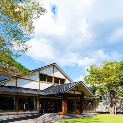 空気が綺麗な山の中のホテルでレストランのお仕事をお手伝い。大露天風呂の温泉でリフレッシュできます。