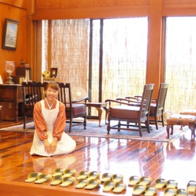 石庭と木のぬくもりのある民宿でおてつたび♪昼食、夕食の配膳、接客のお手伝いをお願いいたします。心尽くしのおもてなしでお客様を一緒に迎えませんか？