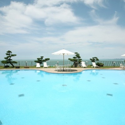 【8月】海が綺麗な白浜でプールの監視員をしてみませんか？白浜の海を一望する当館自慢の屋外プールです！