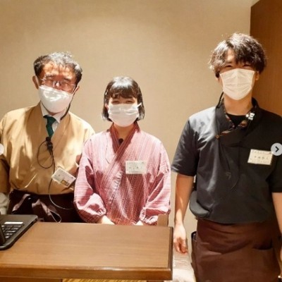 【バイキングレストラン業務】南山梨の温泉リゾートで、お客様におもてなしをしませんか？ホテルでのお仕事が初めてでも大丈夫！笑顔でお客様の楽しい旅行を一緒に盛り上げましょう