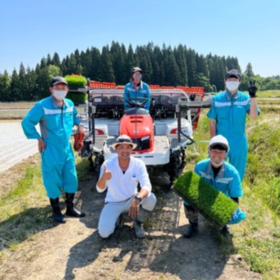 作業内容は、一緒に楽しく田植えをする事です。苗や肥料袋の荷積み荷下ろしなど、田植え作業のサポートをして頂きます。誰でも出来る簡単な作業です。若い方歓迎！