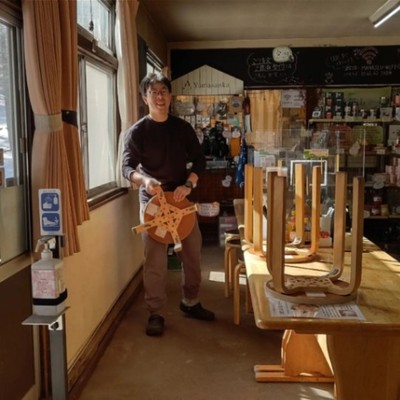 紅葉の入笠山にある標高1800mの高原の山小屋でランチや宿泊業務のお手伝いと薪づくりのお手伝い。美味しいご飯が評判の山小屋です。勤務時間外には山頂へハイキングも可。宿泊施設や飲食店での接客、林業経験のある方大歓迎です。