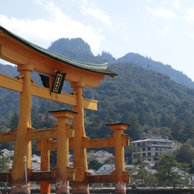 宮島の旅館で一緒に働きませんか？景色と料理が自慢の旅館です。家賃、光熱費無料、Ｗｉ-Ｆｉ完備の寮もありますのでご安心ください。