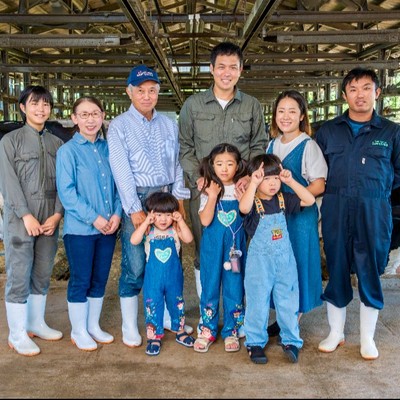 宮崎県の牧場でエサやりや乳しぼりのお手伝い！1日1組限定の牧場体験やソフトクリーム店も展開する「チャレンジする牧場」で酪農おてつたび