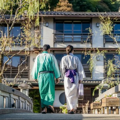 夜は花火があがる、夏の城崎温泉。大正モダンにときめく「城崎温泉 深山」にて、接客・清掃などでお宿を支えるおてつたび ♨️【接客経験ある方歓迎です】