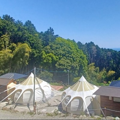 ⛺【伊豆・伊東】海と森に囲まれたグランピングリゾートで働こう！温泉も楽しめるアットホームな環境✨【🚙お車/バイクの持ち込み可能な方】