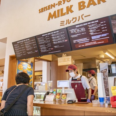 目の前は富士山と南アルプスの大パノラマ🗻「清泉寮ミルクバーにて接客・販売など」のおてつたび🍦高原リゾートの風を感じながら働きませんか？