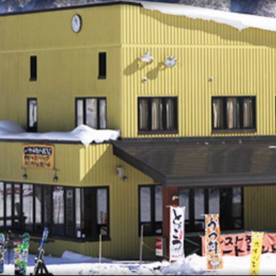 栂池高原ゲレンデは目の前！❄️平日の朝はパウダー滑り放題⛷️自家製野菜の料理に心温まる冬滞在