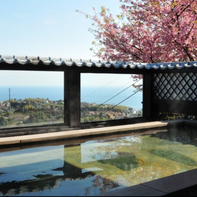 伊豆の海と湯に癒やされる割烹旅館　静かなる海と山、伊豆随一の眺望へ。相模湾を望む源泉かけ流しの湯宿で、旅人の特別な時間を支えるおてつたび。【現地で交通手段を確保できる方🚙🏍】
