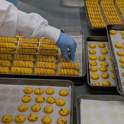 世界のお茶専門店「ルピシア」の工場でおいしいものに囲まれて黙々作業！菓子の袋詰めや弁当の盛り付けなど、製造のお手伝いをお願いします！