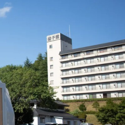 森の中に佇む“アットホームな“温泉宿”。里山リゾートホテルでフロント・レストラン業務のおてつたび！（現地で移動手段をお持ちの方にオススメです◎）