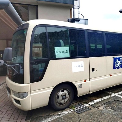 【中型免許もしくは大型免許をお持ちの方限定🚌】お客様の旅のはじまりと終わりを安全な送迎で支える、マイクロバスドライバーを募集します。まかない2食＆温泉付き♨休日には万葉公園やパワースポット來宮神社への観光も◎