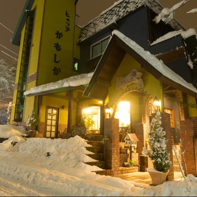 冬の白馬村でロッジのおてつたび。八方尾根スキー場目の前の宿🎿休日にはウィンタースポーツを楽しめる環境です。