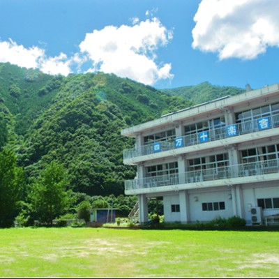 四万十川の“泊まって遊ぶ学校”でおてつたび🛶廃校をリノベしたお宿で受付・ベッドメイク・体験補助など⛵2026年のGWは四万十で唯一無二の経験しませんか◎