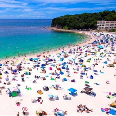 南紀白浜の夏を支えるおてつたび！白良浜ビーチで浮き輪やパラソルの貸し出し、かき氷や焼きそばを販売するお仕事です！旅×仕事で白浜の夏を楽しもう！