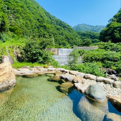 夏はエメラルドグリーン輝く富山に来られ〜！秘湯の宿『記念日の宿』でおてつだいしませんか？お客様を笑顔でもてなしてくださる方大募集🌸露天風呂もオープンしてます🧖‍♀️