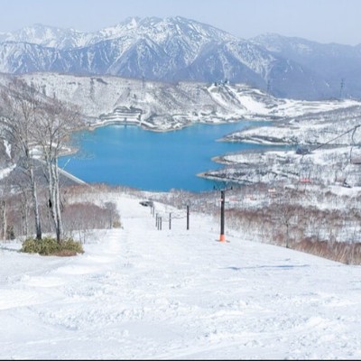 苗場山の麓に佇む『みつまたロッヂ』 | かぐらスキー場のゴンドラ乗り場が目の前でウィンタースポーツも楽しめます🎿登山ガイドのオーナーと女将がもてなすお宿で宿泊業務のおてつたび 。