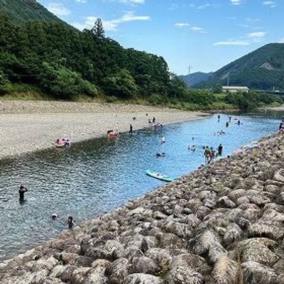 日本有数の透明度を誇る🌟銚子川沿いのキャンプ場⛺コテージの清掃のお仕事は10時から15時までの短時間！3日間の休日やフリータイムに銚子川での川遊び、海水浴、世界遺産熊野古道歩きなど楽しもう♬
