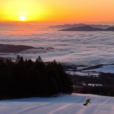 【ナイトバー🍸】日の出と雲海、満天の星空✨ゲレンデ直結の高原リゾートホテルでナイトバーのおてつたび🍴休日にはウィンタースポーツをお楽しみいただける環境です🎿