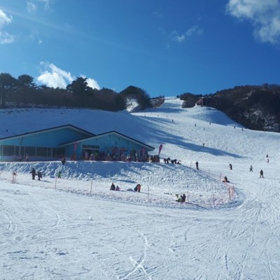 【リフト改札・乗車係】兵庫県北部・香美町のスノーリゾートでひと冬のおてつたび⛷未経験者でも大歓迎です◎お仕事のない日はリフト１日券でゲレンデを滑れます🏂