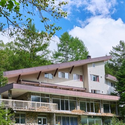 【欠員のため追加募集します】温泉・ホタル・星空！ホタルの生息地の前に佇むホテルでホール・清掃のお手伝いをしていただける方募集！