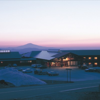 レストランホール｜標高1100m四季折々の自然×珍しい強酸性の温泉♨×星に包まれる日々 ― 須川温泉 栗駒山荘で過ごす、山の上のおてつたび ―【現地で交通手段を確保できる方推奨／普通自動車免許保持必須】