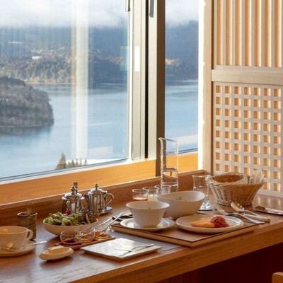 【接客全般】芦ノ湖を見下ろす高台で、箱根と暮らす日々へ ― 四季を映す絶景の宿で、お客様を笑顔でお迎えするおてつたび ― 🌿